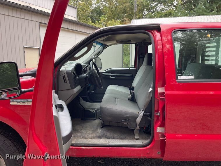 image for item LV9904 2005 Ford F250 Super Duty XL  Crew Cab pickup truck