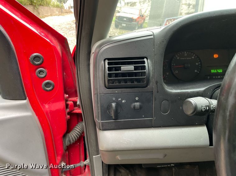 image for item LV9904 2005 Ford F250 Super Duty XL  Crew Cab pickup truck