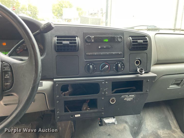 image for item LV9904 2005 Ford F250 Super Duty XL  Crew Cab pickup truck