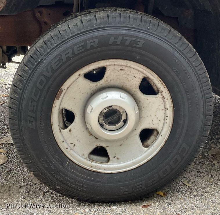 image for item LV9904 2005 Ford F250 Super Duty XL  Crew Cab pickup truck