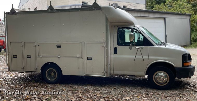 image for item LV9907 2004 Chevrolet Express 3500  utility van