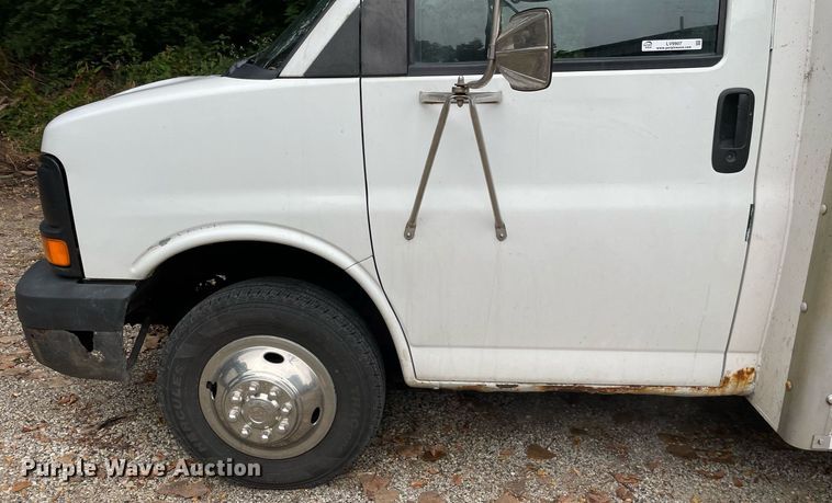 image for item LV9907 2004 Chevrolet Express 3500  utility van