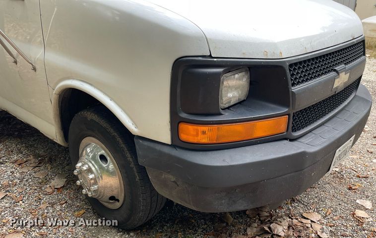 image for item LV9907 2004 Chevrolet Express 3500  utility van