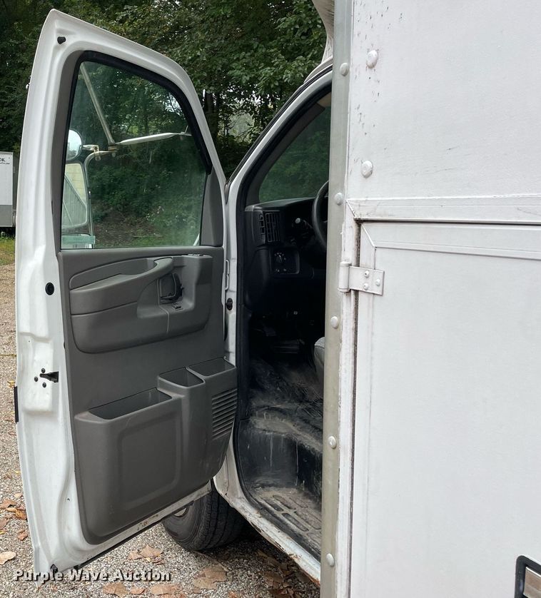 image for item LV9907 2004 Chevrolet Express 3500  utility van