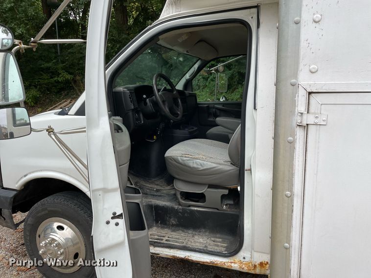 image for item LV9907 2004 Chevrolet Express 3500  utility van