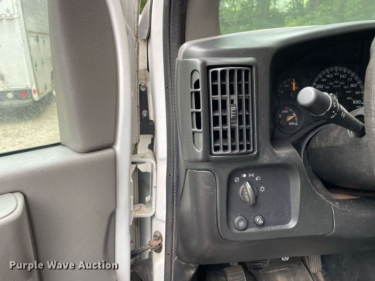 image for item LV9907 2004 Chevrolet Express 3500  utility van