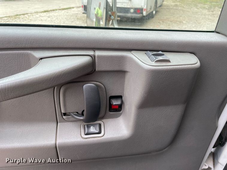 image for item LV9907 2004 Chevrolet Express 3500  utility van