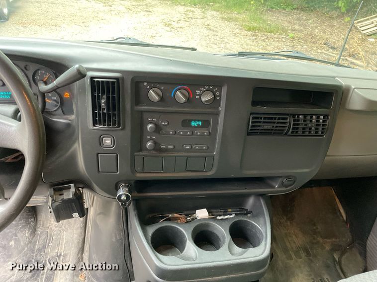 image for item LV9907 2004 Chevrolet Express 3500  utility van