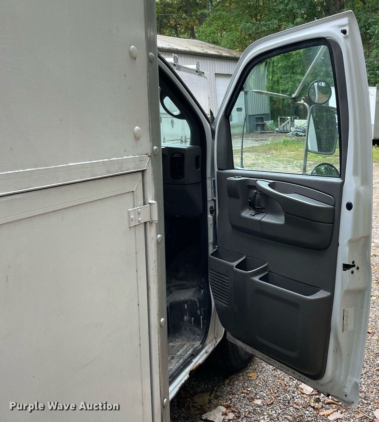 image for item LV9907 2004 Chevrolet Express 3500  utility van