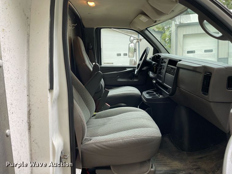 image for item LV9907 2004 Chevrolet Express 3500  utility van