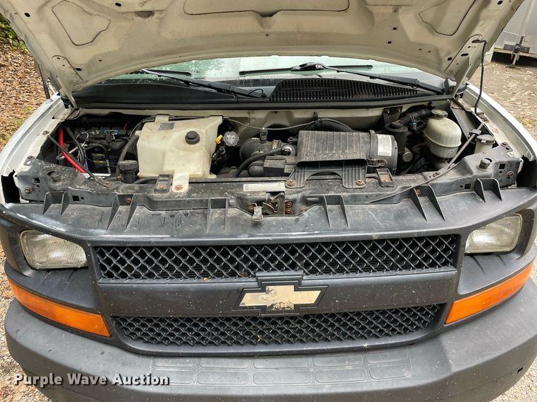 image for item LV9907 2004 Chevrolet Express 3500  utility van