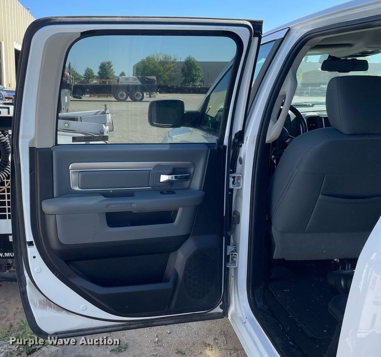 image for item LV9934 2016 Dodge Ram 1500  Crew Cab pickup truck