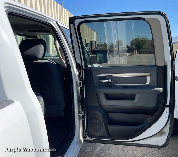 image for item LV9934 2016 Dodge Ram 1500  Crew Cab pickup truck