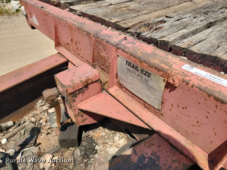 image for item LX9693 1994 Trail-Eze D20T28  tilt deck equipment trailer