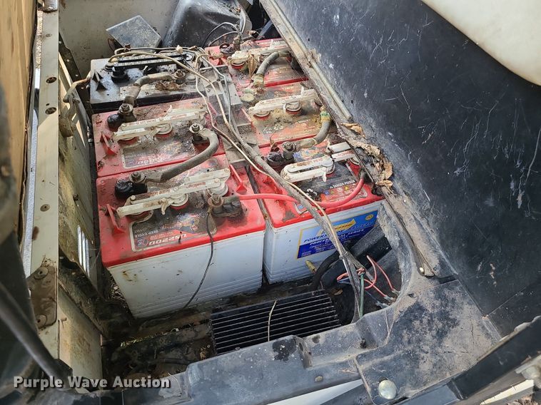 image for item MG9761 Cushman Commander  golf cart