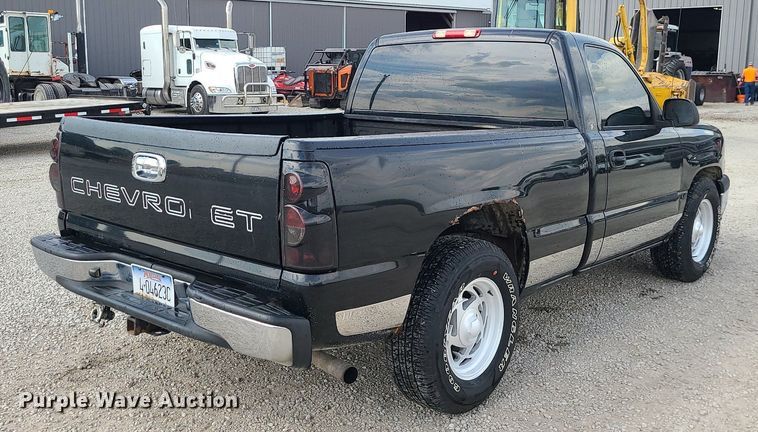 image for item MG9768 2003 Chevrolet Silverado 1500  pickup truck