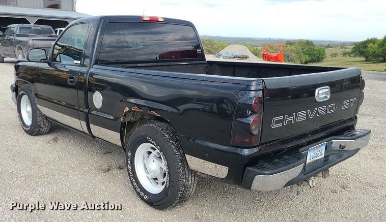 image for item MG9768 2003 Chevrolet Silverado 1500  pickup truck