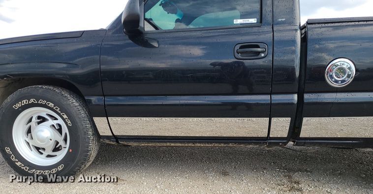 image for item MG9768 2003 Chevrolet Silverado 1500  pickup truck