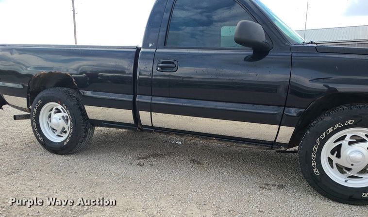 image for item MG9768 2003 Chevrolet Silverado 1500  pickup truck