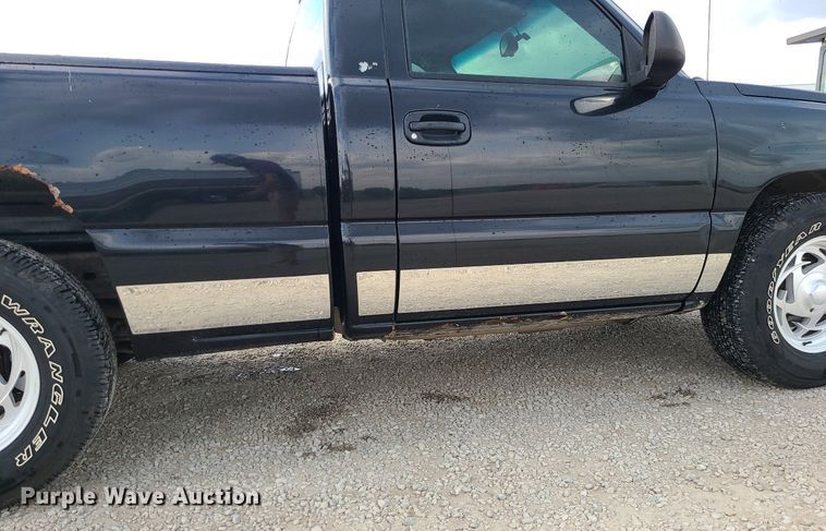 image for item MG9768 2003 Chevrolet Silverado 1500  pickup truck