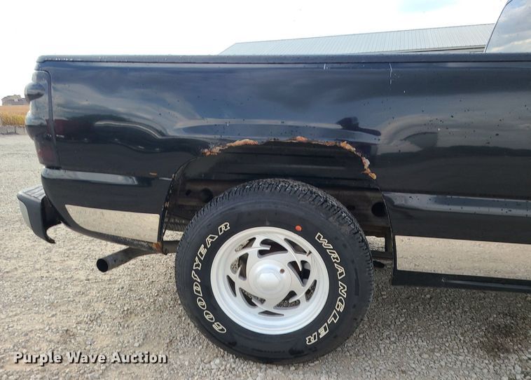 image for item MG9768 2003 Chevrolet Silverado 1500  pickup truck