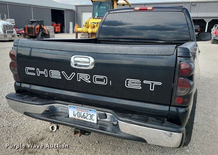 image for item MG9768 2003 Chevrolet Silverado 1500  pickup truck