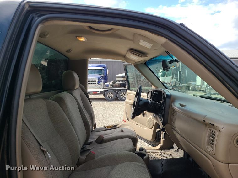 image for item MG9768 2003 Chevrolet Silverado 1500  pickup truck