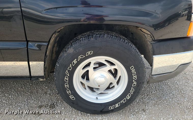 image for item MG9768 2003 Chevrolet Silverado 1500  pickup truck