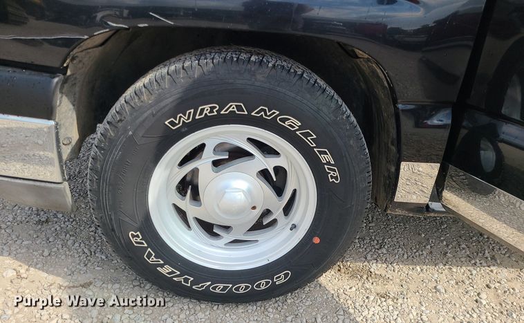 image for item MG9768 2003 Chevrolet Silverado 1500  pickup truck