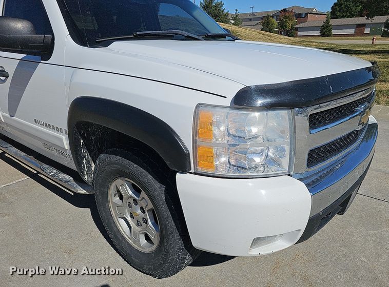 image for item MH9371 2008 Chevrolet Silverado  Crew Cab pickup truck