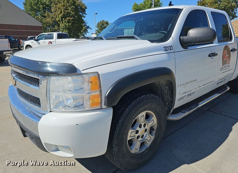 image for item MH9371 2008 Chevrolet Silverado  Crew Cab pickup truck