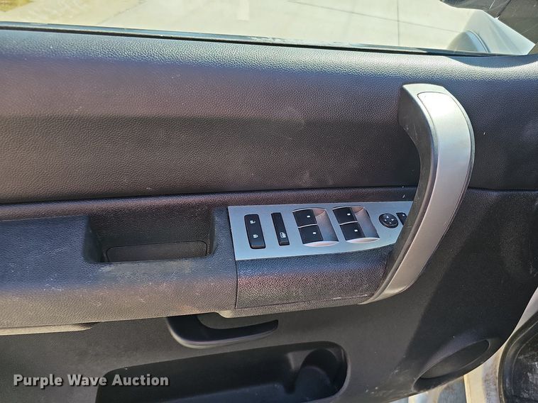 image for item MH9371 2008 Chevrolet Silverado  Crew Cab pickup truck