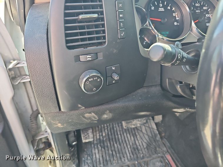 image for item MH9371 2008 Chevrolet Silverado  Crew Cab pickup truck