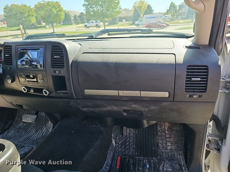 image for item MH9371 2008 Chevrolet Silverado  Crew Cab pickup truck