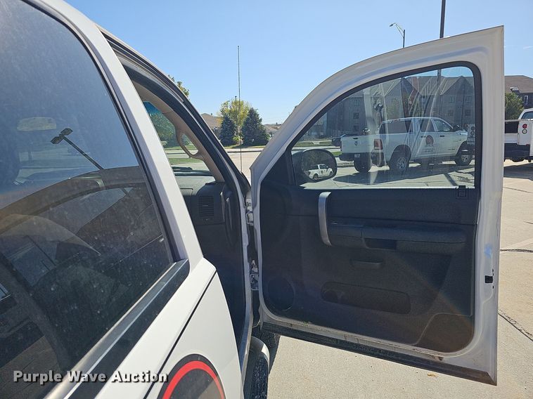 image for item MH9371 2008 Chevrolet Silverado  Crew Cab pickup truck