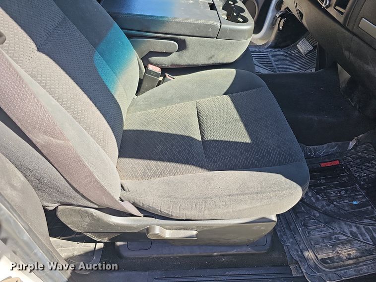 image for item MH9371 2008 Chevrolet Silverado  Crew Cab pickup truck