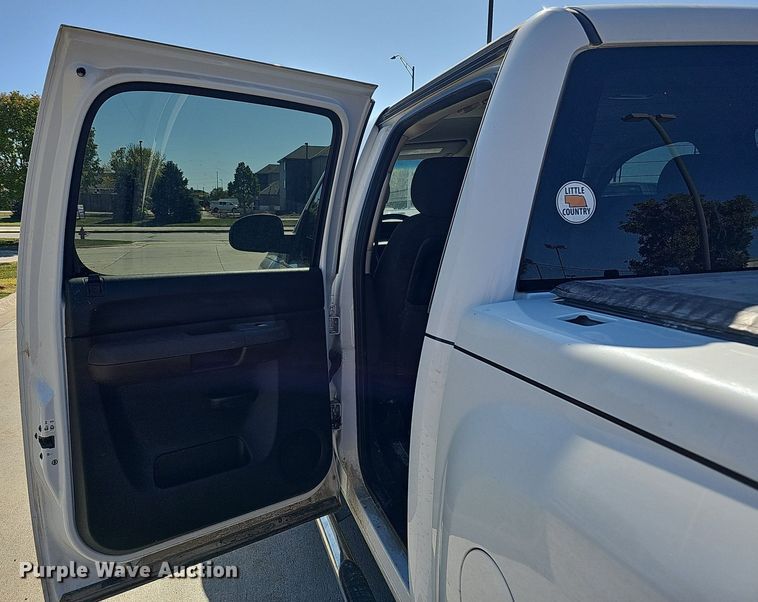 image for item MH9371 2008 Chevrolet Silverado  Crew Cab pickup truck