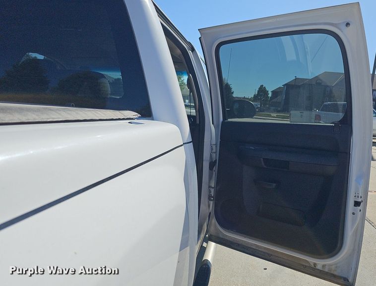 image for item MH9371 2008 Chevrolet Silverado  Crew Cab pickup truck