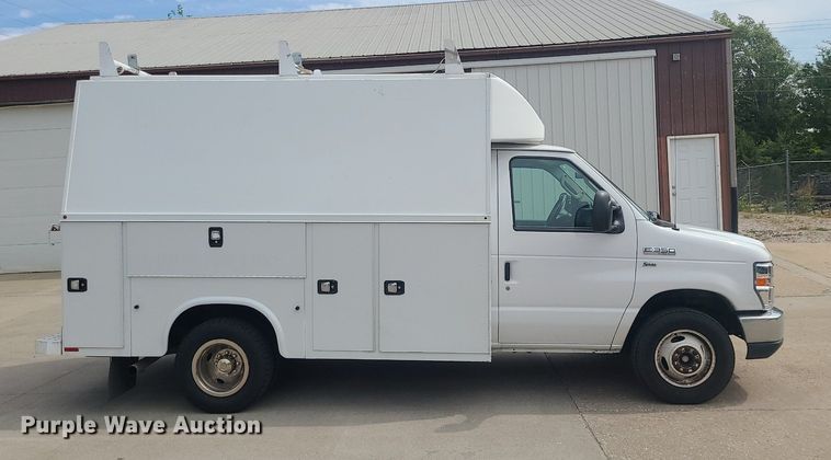 image for item MJ9374 2015 Ford E350 Super Duty  utility van