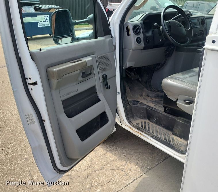 image for item MJ9374 2015 Ford E350 Super Duty  utility van