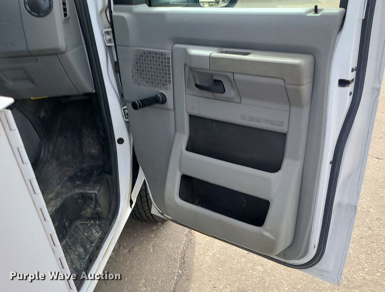 image for item MJ9374 2015 Ford E350 Super Duty  utility van