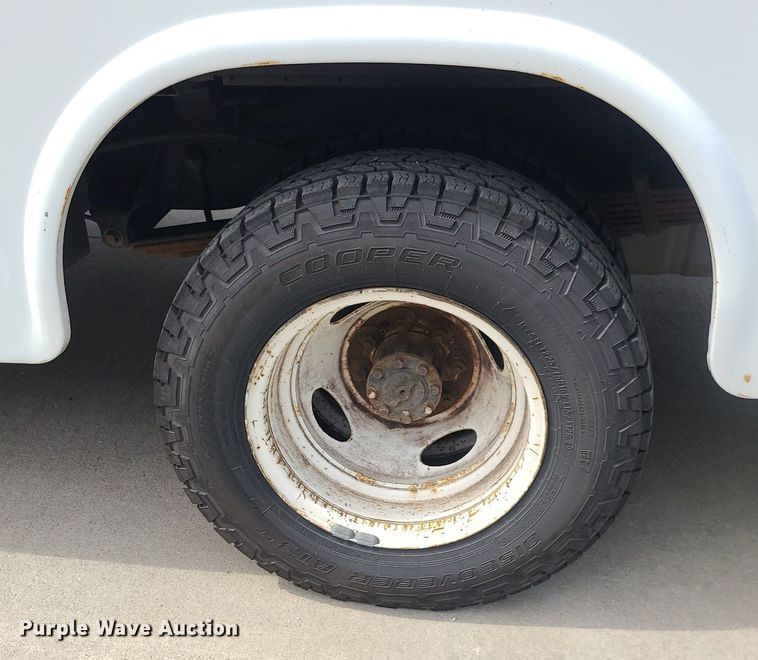 image for item MJ9374 2015 Ford E350 Super Duty  utility van