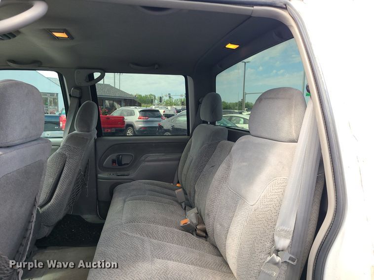 image for item MJ9401 2000 Chevrolet C3500  Crew Cab pickup truck