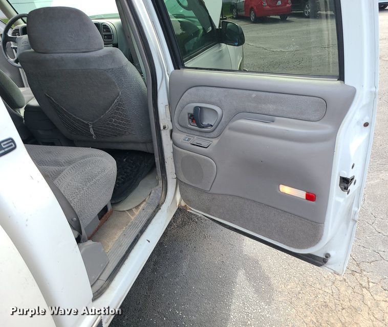 image for item MJ9401 2000 Chevrolet C3500  Crew Cab pickup truck