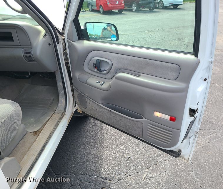 image for item MJ9401 2000 Chevrolet C3500  Crew Cab pickup truck