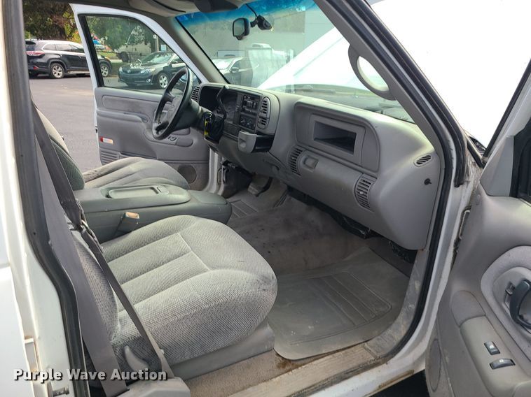 image for item MJ9401 2000 Chevrolet C3500  Crew Cab pickup truck