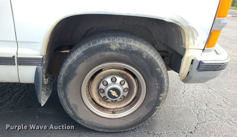 image for item MJ9401 2000 Chevrolet C3500  Crew Cab pickup truck