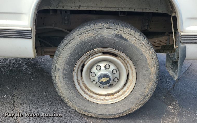 image for item MJ9401 2000 Chevrolet C3500  Crew Cab pickup truck