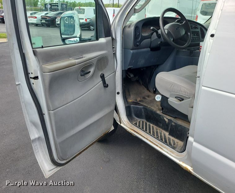 image for item MJ9403 2007 Ford E250 Super Duty  van