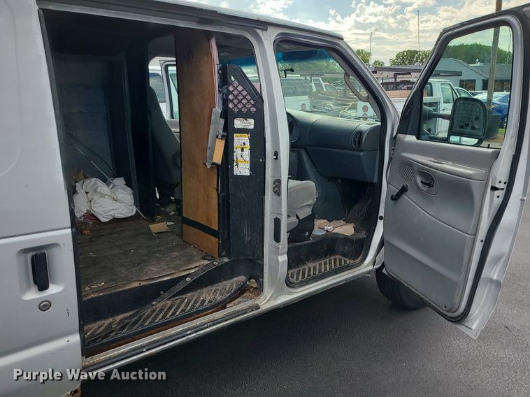 image for item MJ9403 2007 Ford E250 Super Duty  van